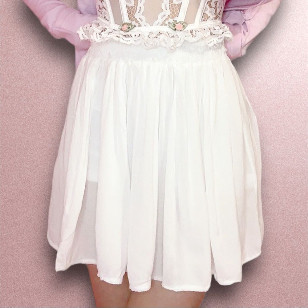 Brandy Melville White Basic Elastic Waist Luna Miniskirt One Size (XS-S)